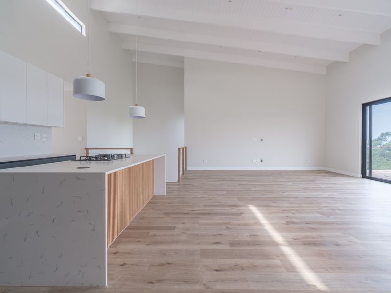 Elegant Coastal Residence with Sea Views – No Transfer Duty - Photo 2