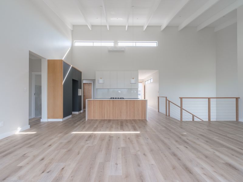 Elegant Coastal Residence with Sea Views – No Transfer Duty - Photo 4