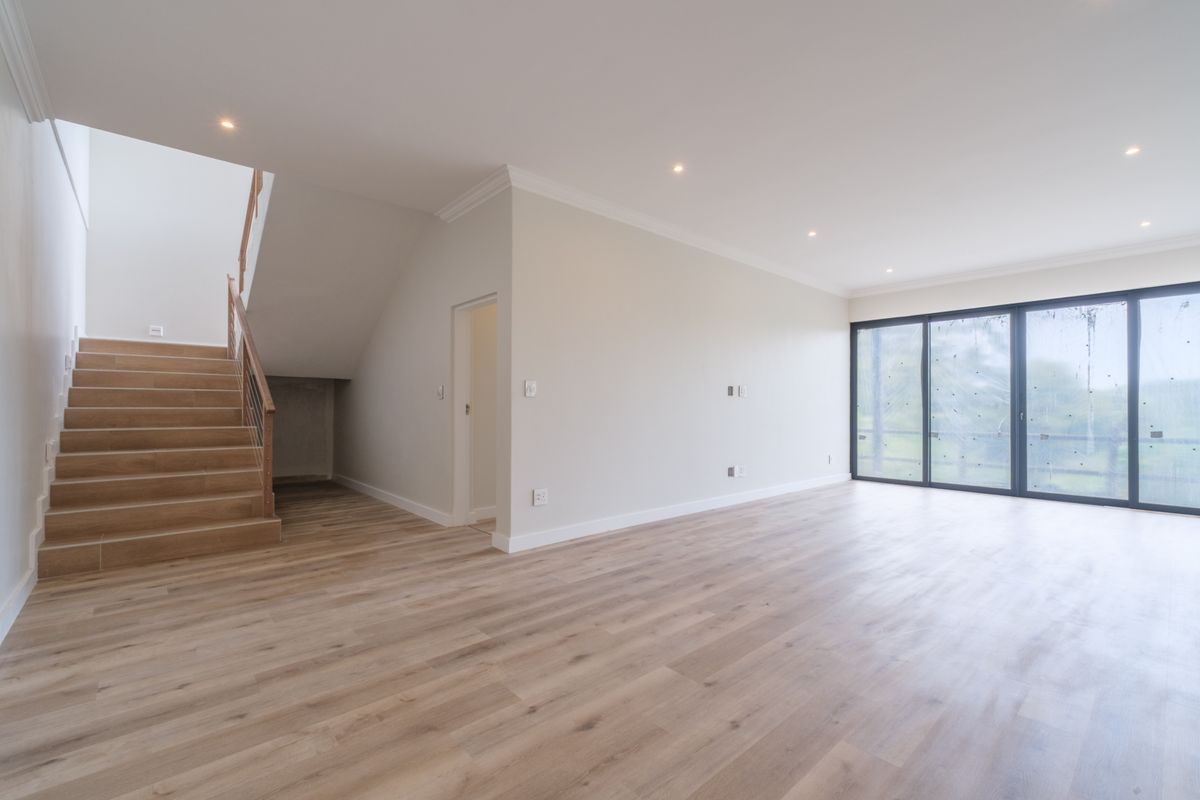 Elegant Coastal Residence with Sea Views – No Transfer Duty - Photo 3