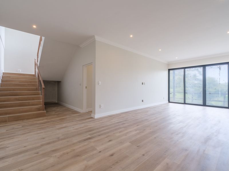 Elegant Coastal Residence with Sea Views – No Transfer Duty - Photo 3