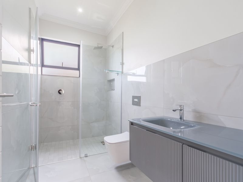 Elegant Coastal Residence with Sea Views – Available for Rental at R45 000 per Month - Photo 9