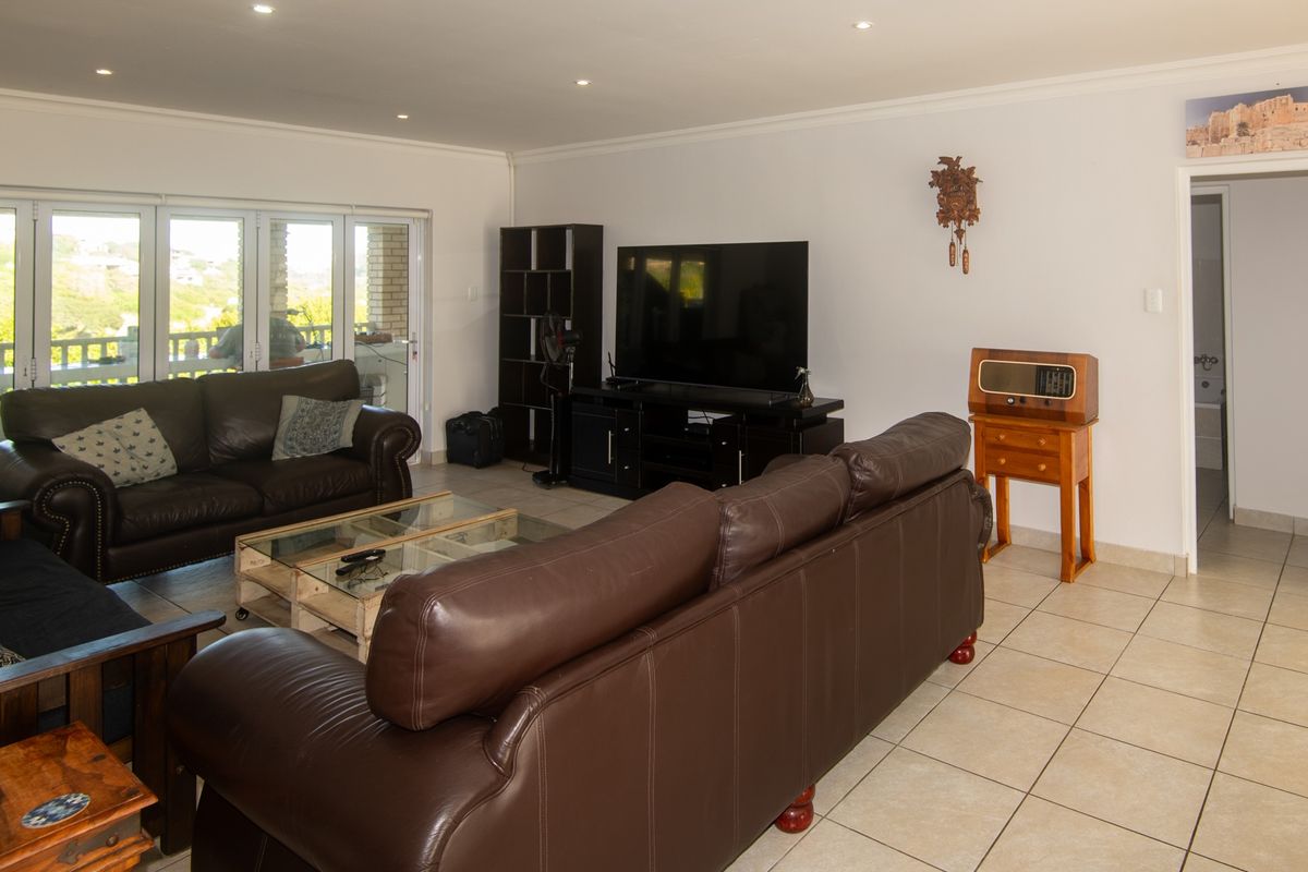 A rare opportunity to own a stylish, easy-living coastal home in a prime golf course setting. - Photo 5