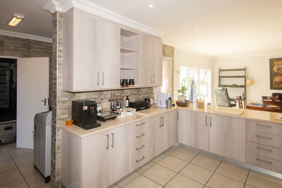 A rare opportunity to own a stylish, easy-living coastal home in a prime golf course setting. - Photo 4