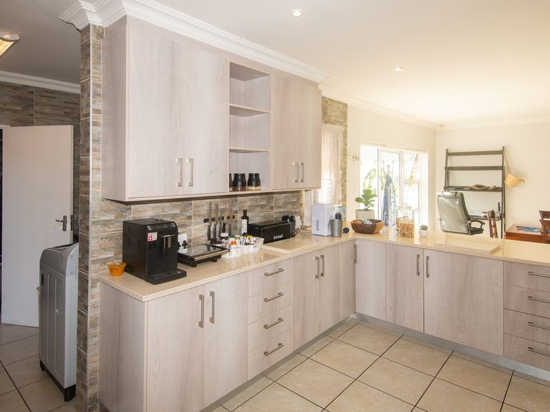 A rare opportunity to own a stylish, easy-living coastal home in a prime golf course setting. - Photo 4