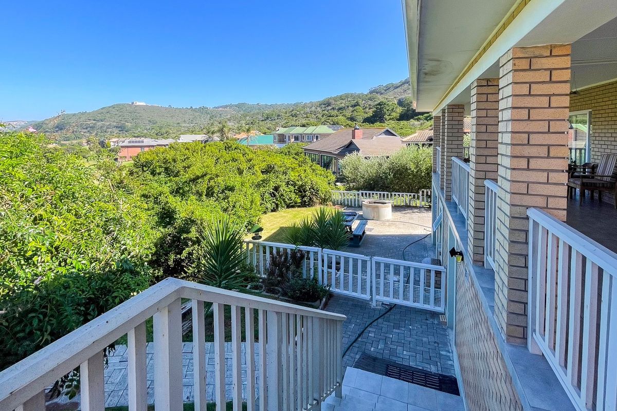 A rare opportunity to own a stylish, easy-living coastal home in a prime golf course setting. - Photo 4