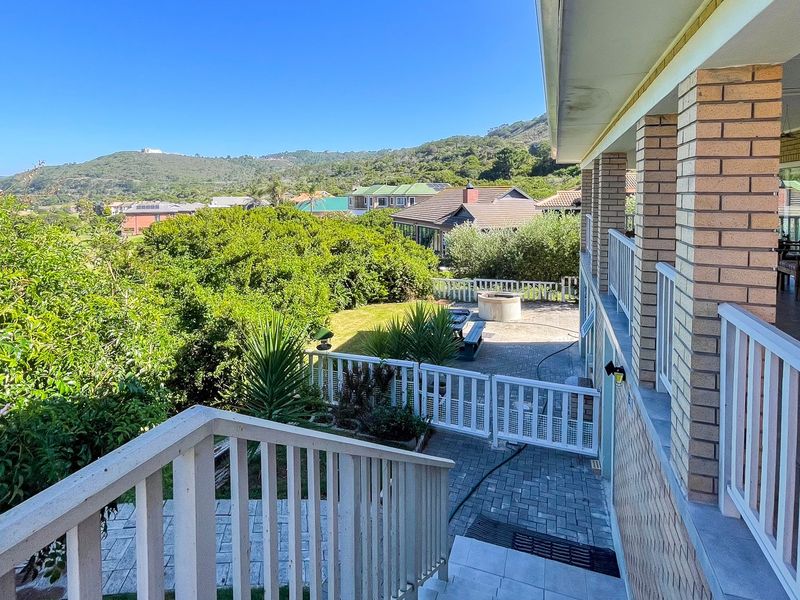 A rare opportunity to own a stylish, easy-living coastal home in a prime golf course setting. - Photo 4
