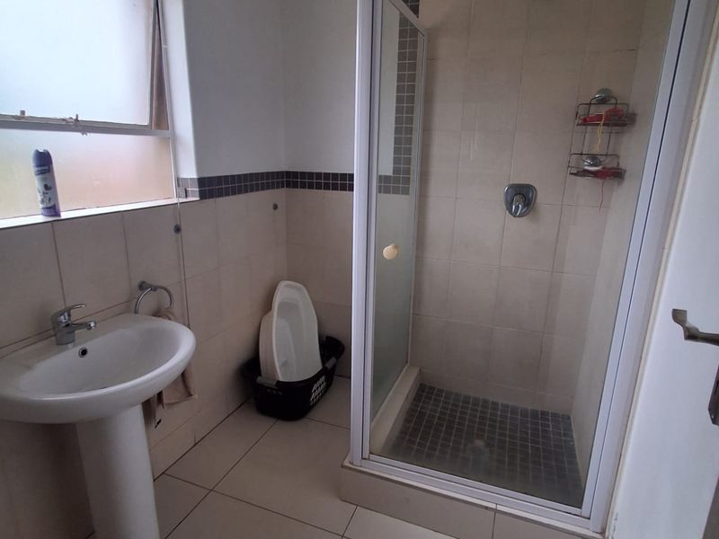 Modern Family Living in a Secure Riverside Estate. - Photo 8