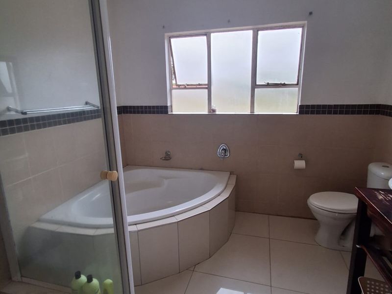 Modern Family Living in a Secure Riverside Estate. - Photo 7