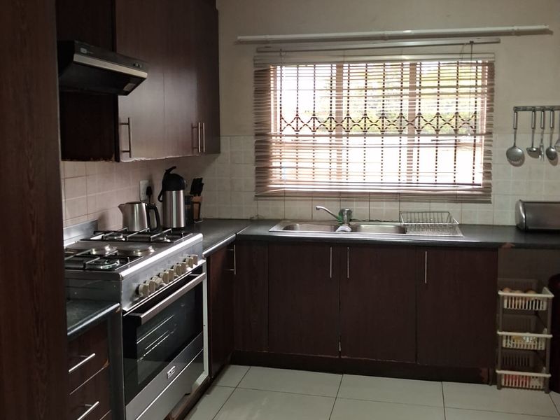 Modern Family Living in a Secure Riverside Estate. - Photo 3