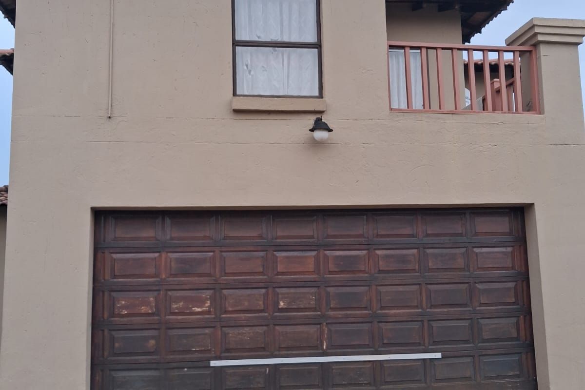 Modern Family Living in a Secure Riverside Estate. - Photo 2