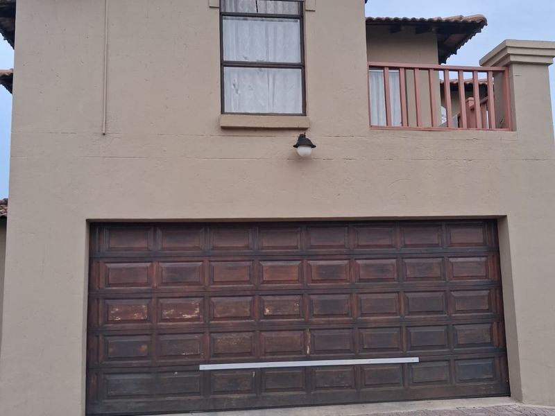 Modern Family Living in a Secure Riverside Estate. - Photo 2