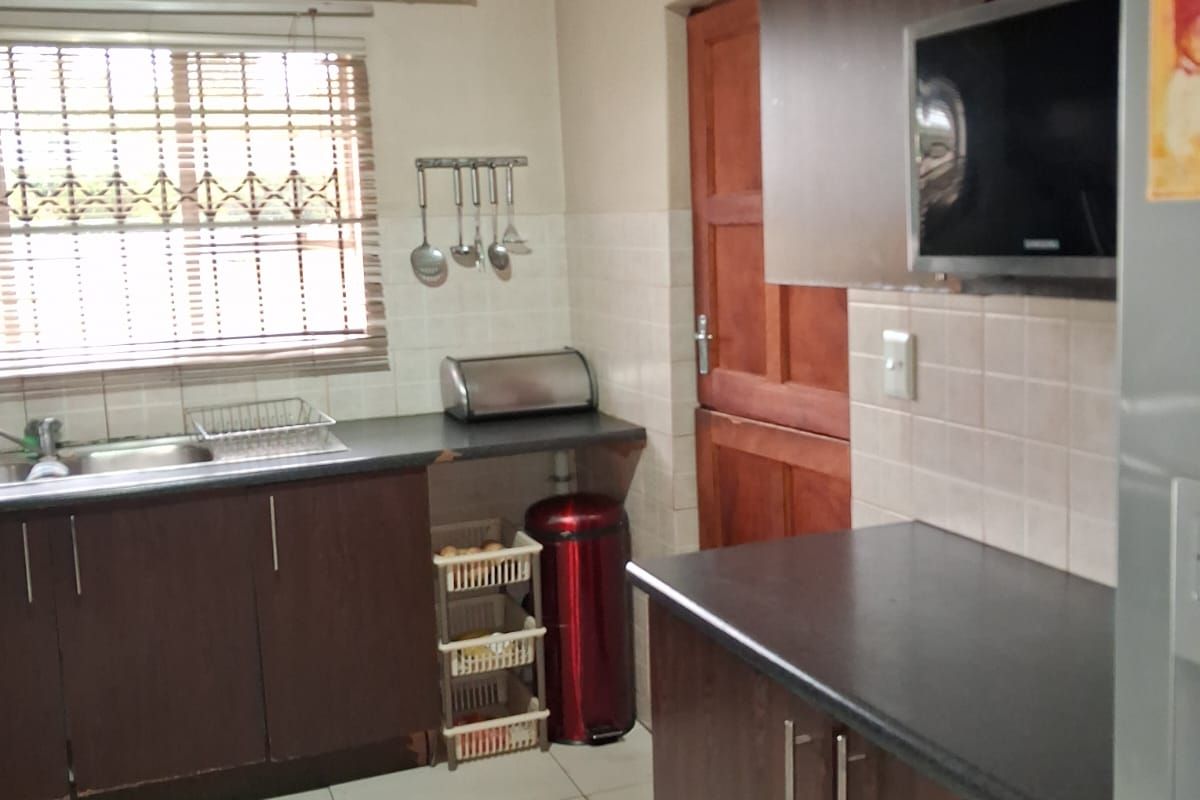 Modern Family Living in a Secure Riverside Estate. - Photo 4