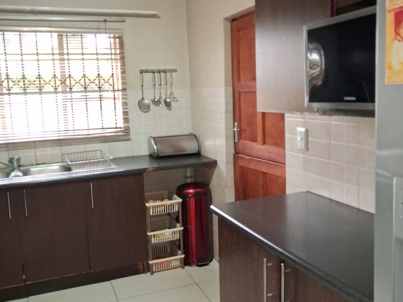 Modern Family Living in a Secure Riverside Estate. - Photo 4