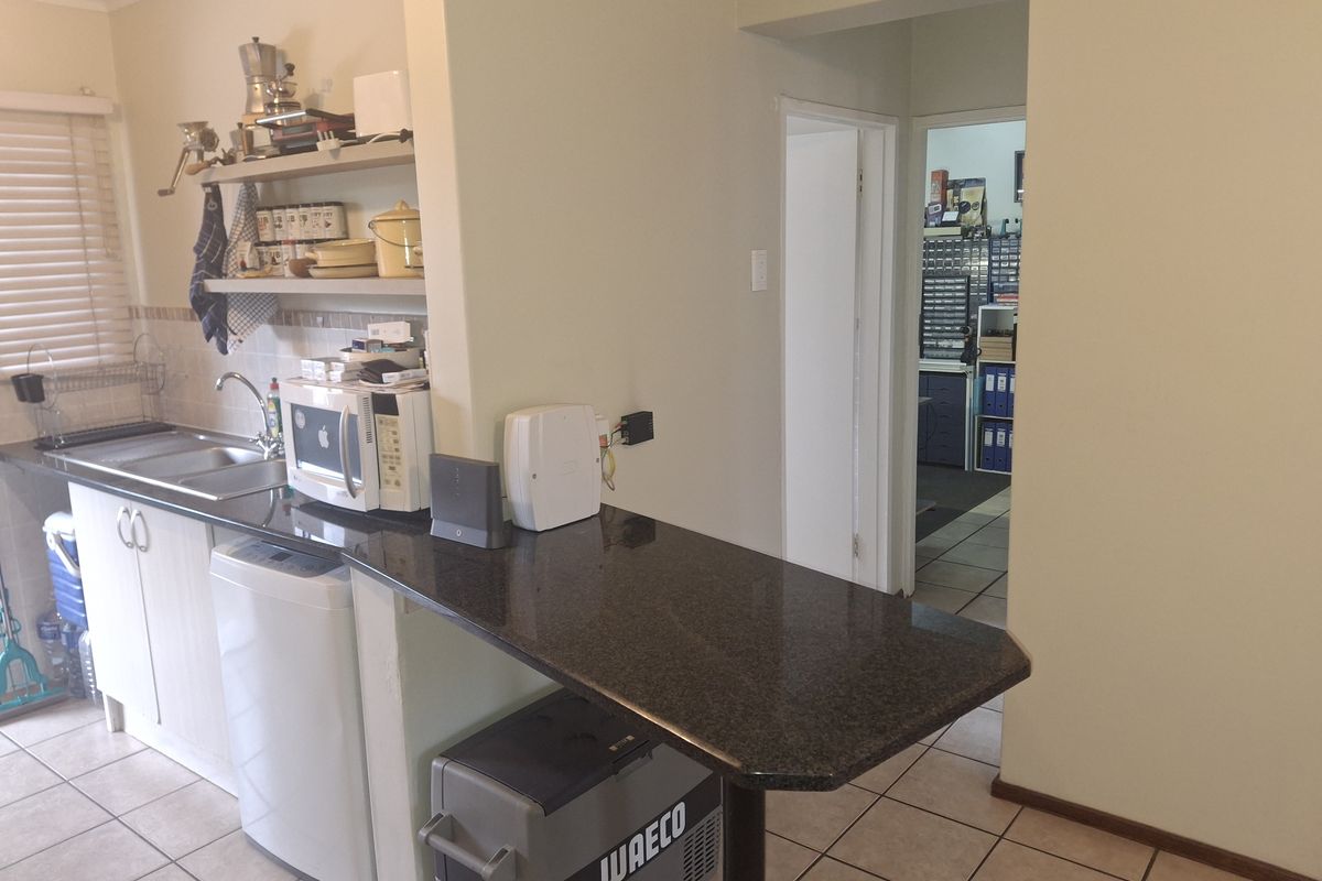 Modern 2 Bedroom Townhouse with Balcony in Secure Complex – Brentwood Park AH - Photo 5