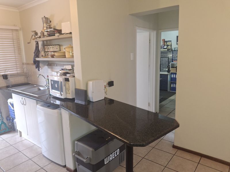 Modern 2 Bedroom Townhouse with Balcony in Secure Complex – Brentwood Park AH - Photo 5