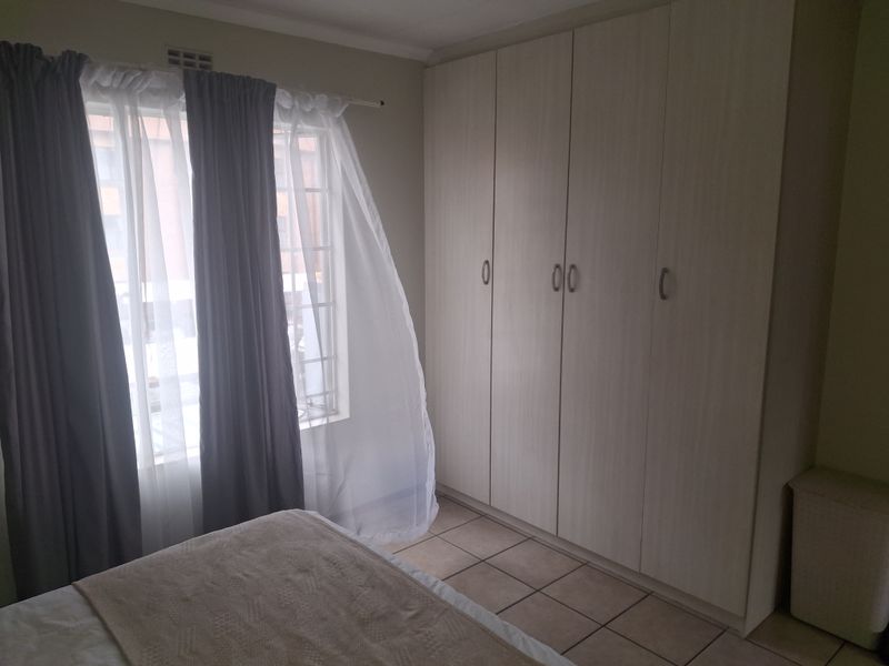 Modern 2 Bedroom Townhouse with Balcony in Secure Complex – Brentwood Park AH - Photo 9