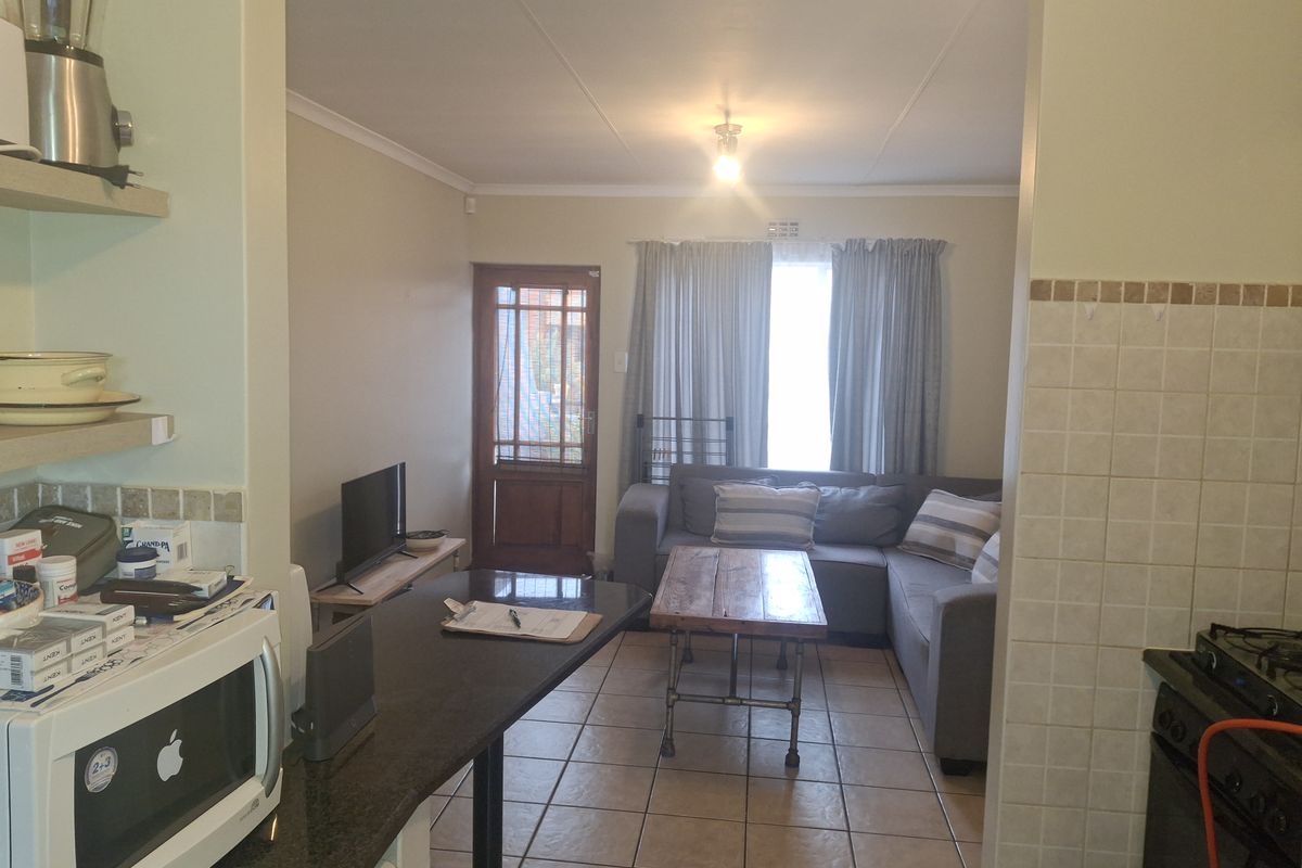 Modern 2 Bedroom Townhouse with Balcony in Secure Complex – Brentwood Park AH - Photo 4