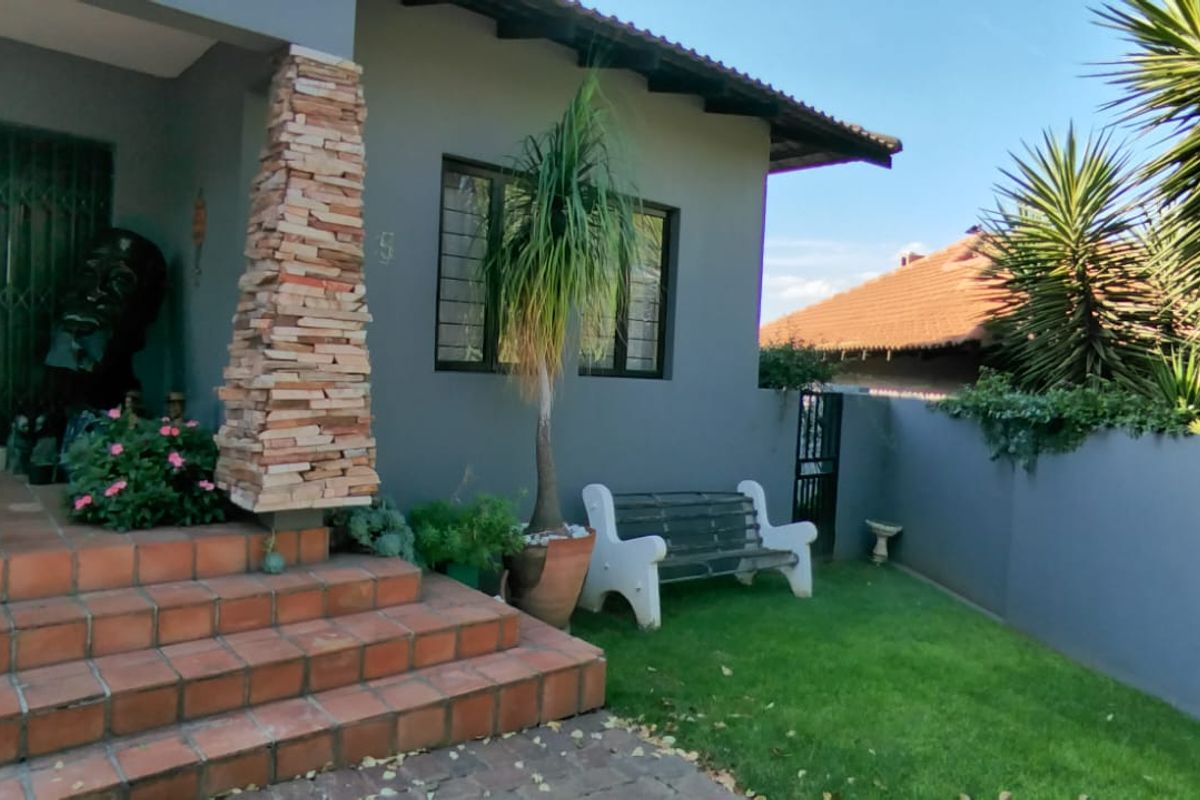 Great property in a great estate! - Photo 3