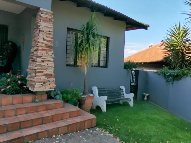 Great property in a great estate! - Photo 3