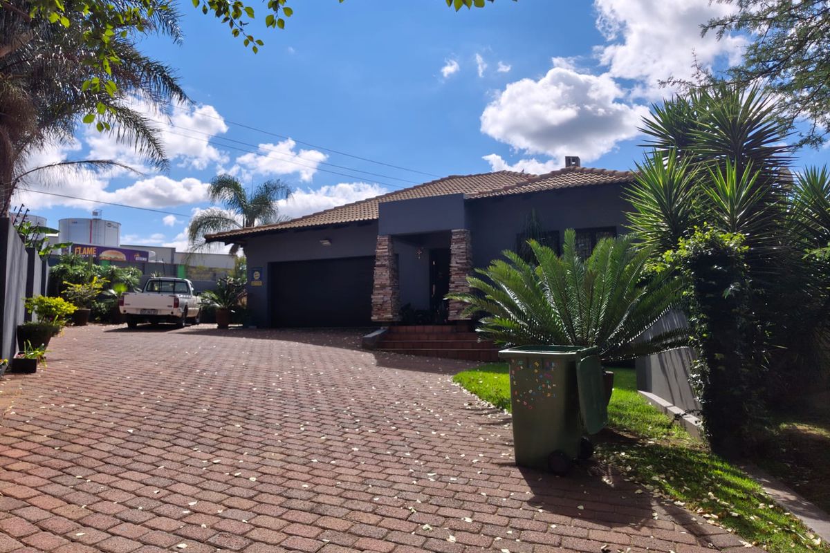 Great property in a great estate! - Photo 2