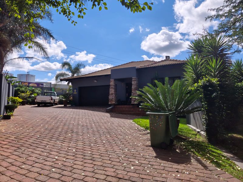 Great property in a great estate! - Photo 2