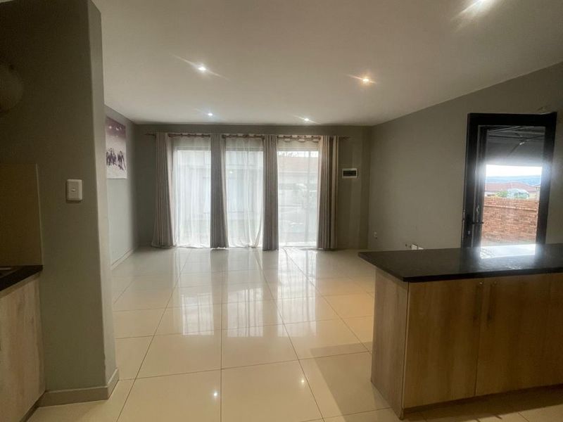 Modern 3 bedroom available! - Photo 6