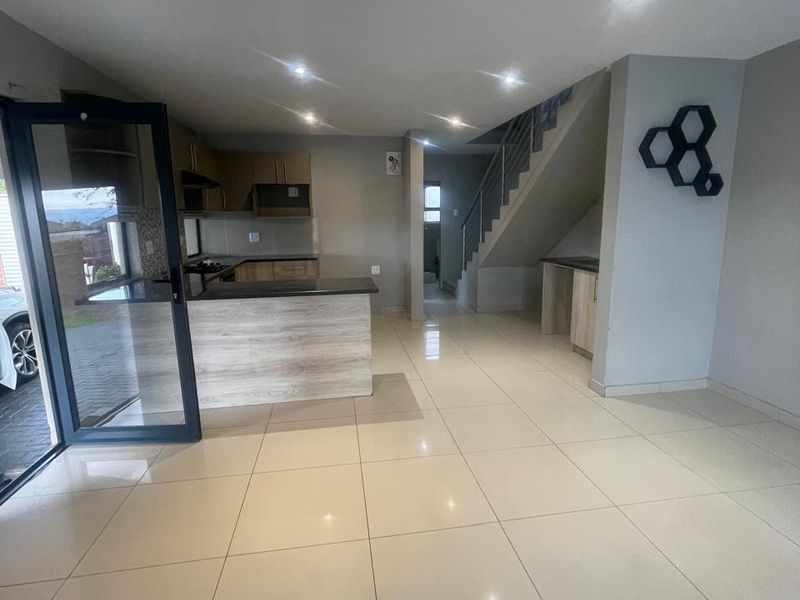 Modern 3 bedroom available! - Photo 3