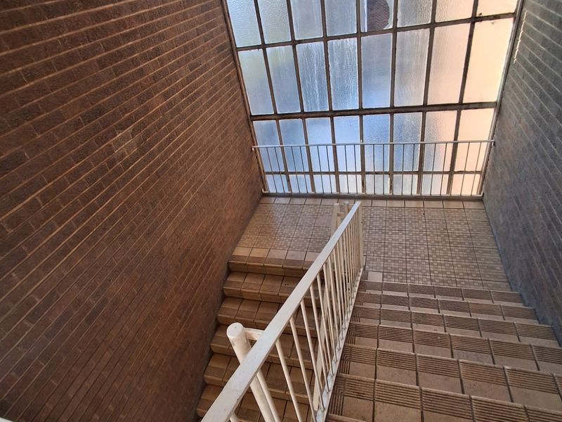 Charming 2-Bedroom Flat in Vereeniging Central. - Photo 3