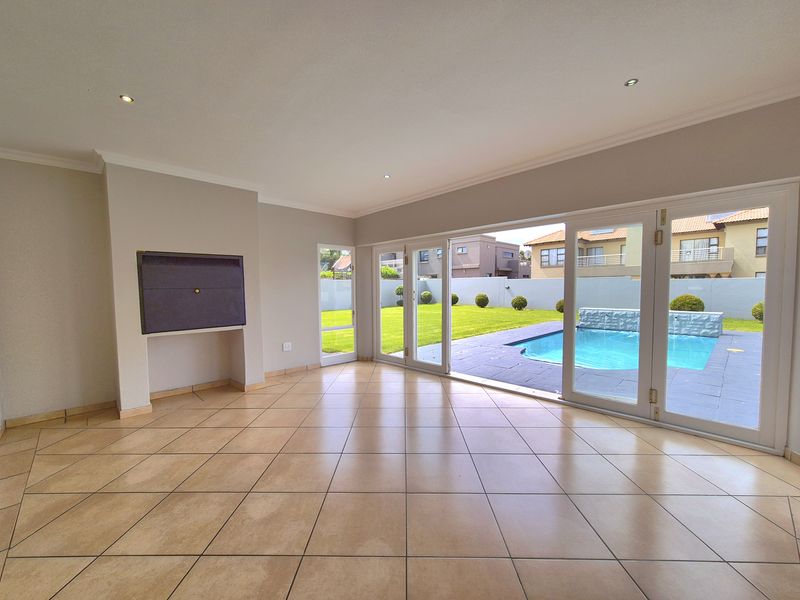 Prime Villa For Sale n Helderwyk Estate! - Photo 7