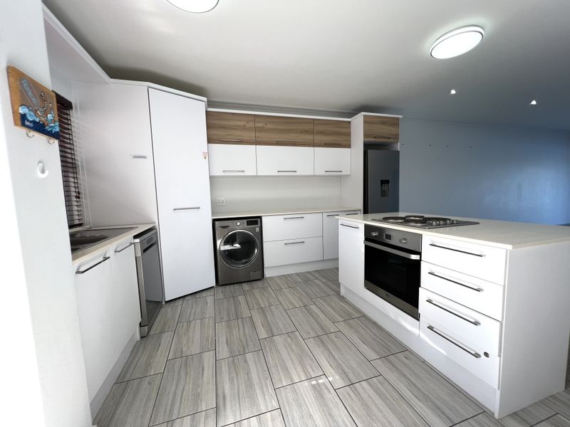 Luxurious Canal-Side Living in Marina Martinique - Photo 7