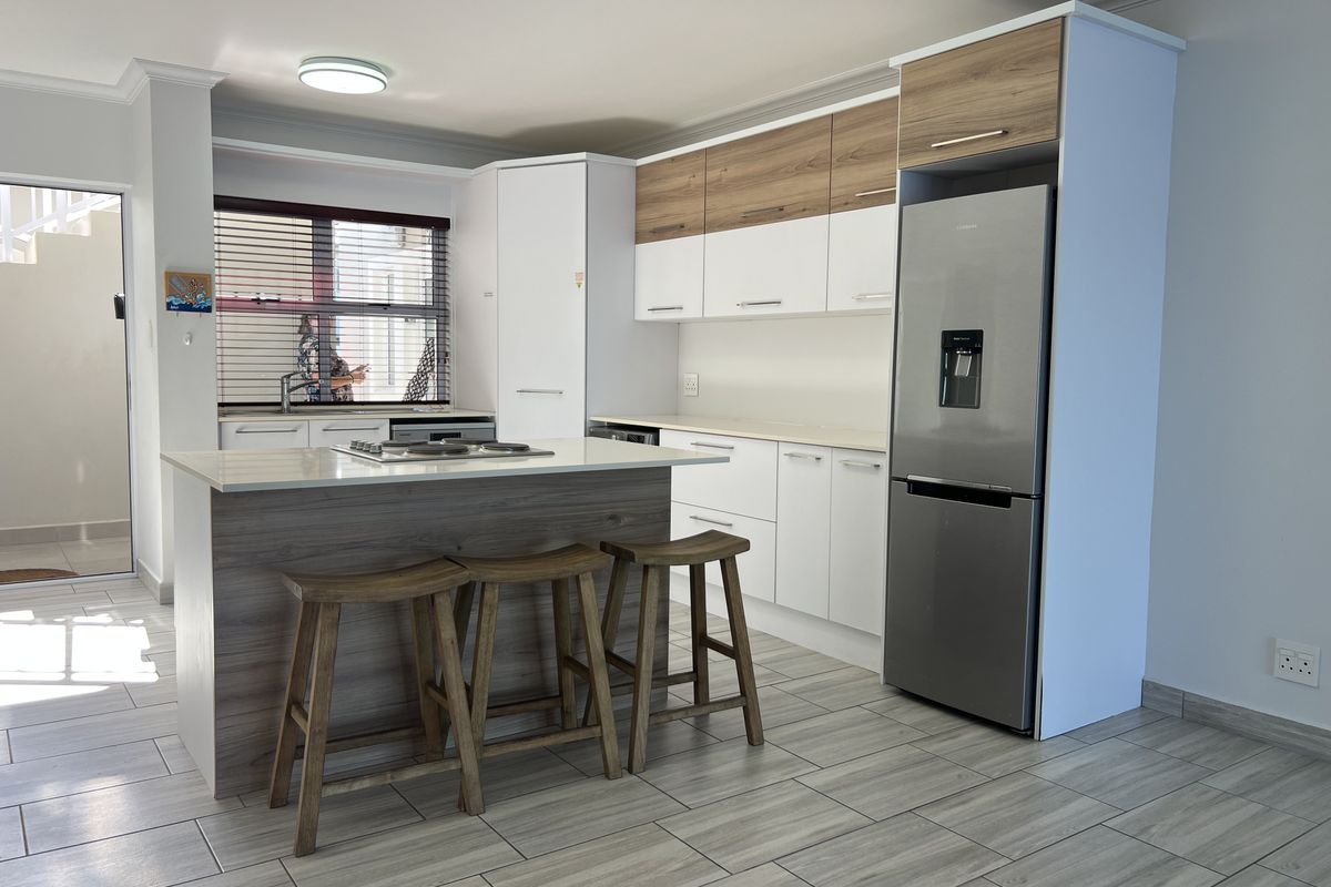 Luxurious Canal-Side Living in Marina Martinique - Photo 5