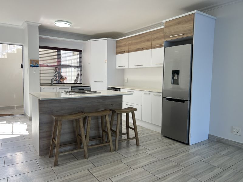 Luxurious Canal-Side Living in Marina Martinique - Photo 5