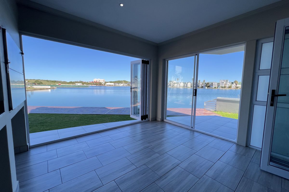 Luxurious Canal-Side Living in Marina Martinique - Photo 3