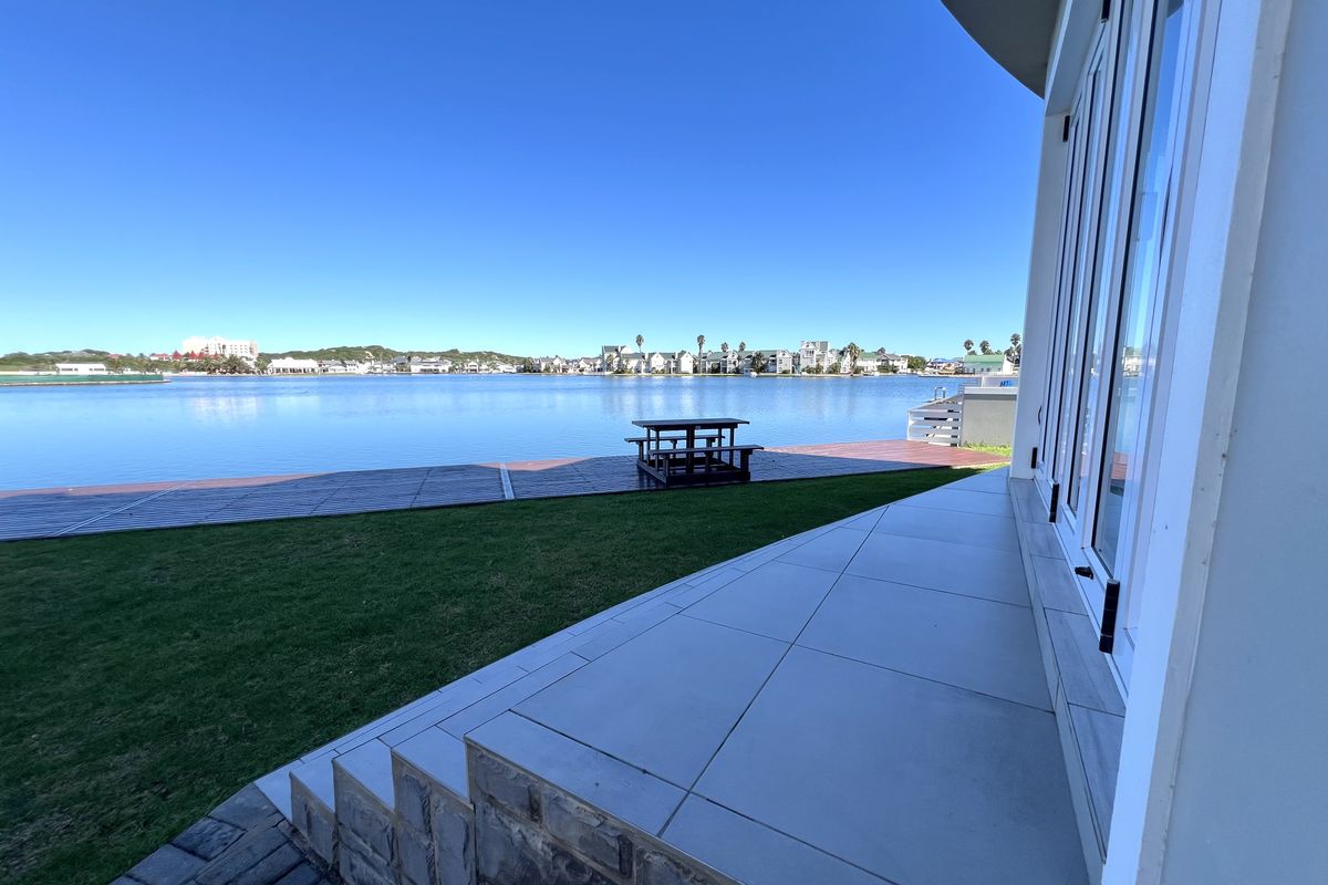 Luxurious Canal-Side Living in Marina Martinique - Photo 4