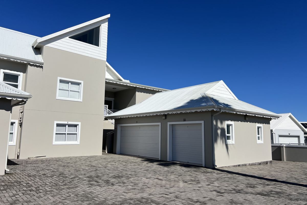 Luxurious Canal-Side Living in Marina Martinique - Photo 2