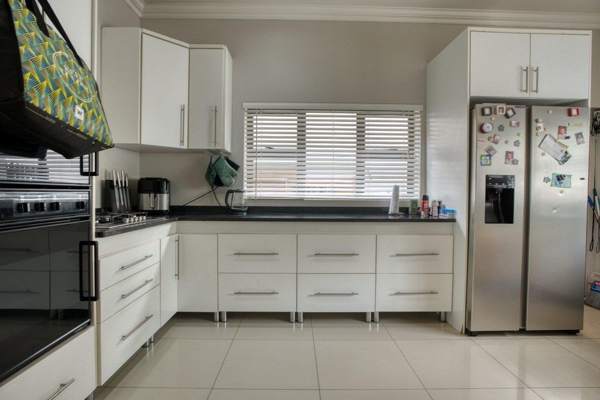 Spacious Freestanding home in Palm Lakes Ballito available to Rent. - Photo 4