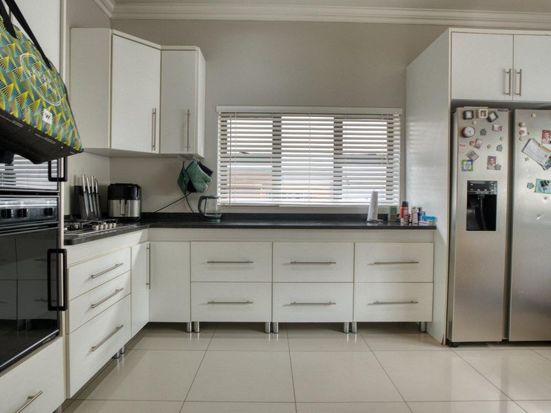 Spacious Freestanding home in Palm Lakes Ballito available to Rent. - Photo 4