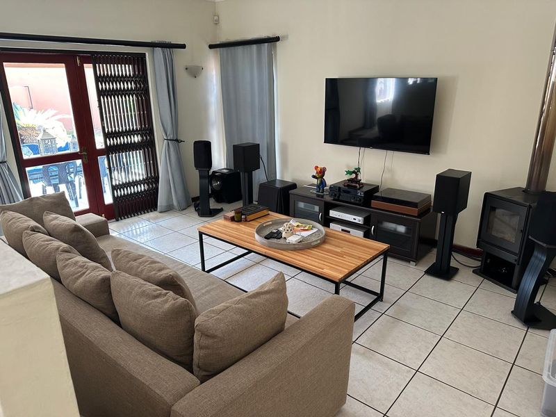 Step into comfort and style with this beautiful cluster home in the sought-after suburb of Craigavon - Photo 7