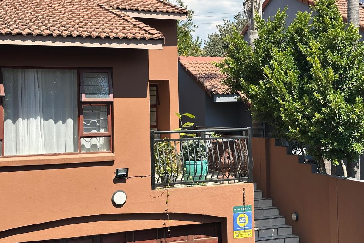 Step into comfort and style with this beautiful cluster home in the sought-after suburb of Craigavon - Photo 4