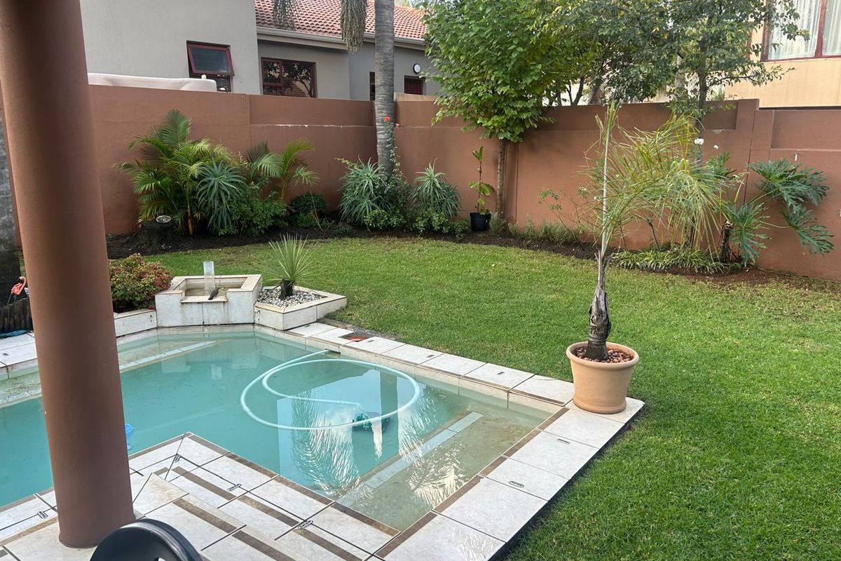 Step into comfort and style with this beautiful cluster home in the sought-after suburb of Craigavon - Photo 2