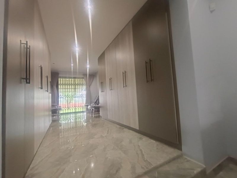 Spacious 4-Bedroom Townhouse with Modern Comforts - Photo 10