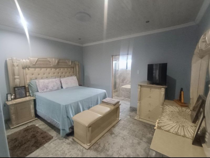 Spacious 4-Bedroom Townhouse with Modern Comforts - Photo 9