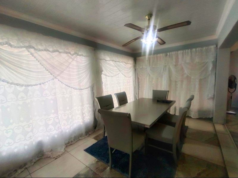 Spacious 4-Bedroom Townhouse with Modern Comforts - Photo 6