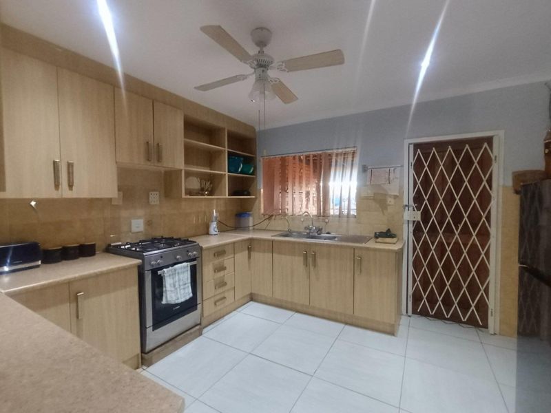 Spacious 4-Bedroom Townhouse with Modern Comforts - Photo 7