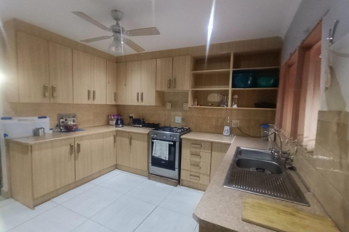 Spacious 4-Bedroom Townhouse with Modern Comforts - Photo 2