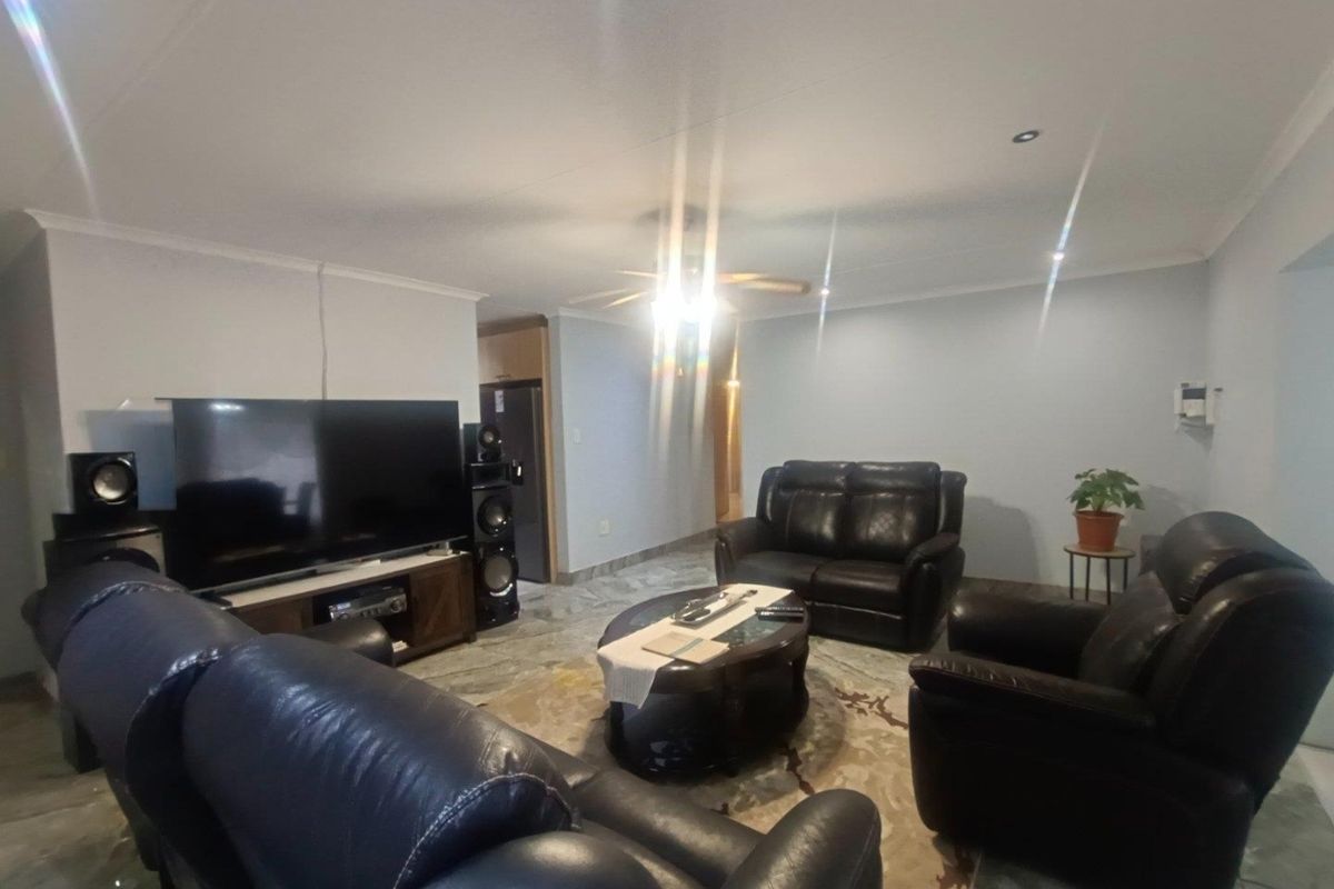 Spacious 4-Bedroom Townhouse with Modern Comforts - Photo 4