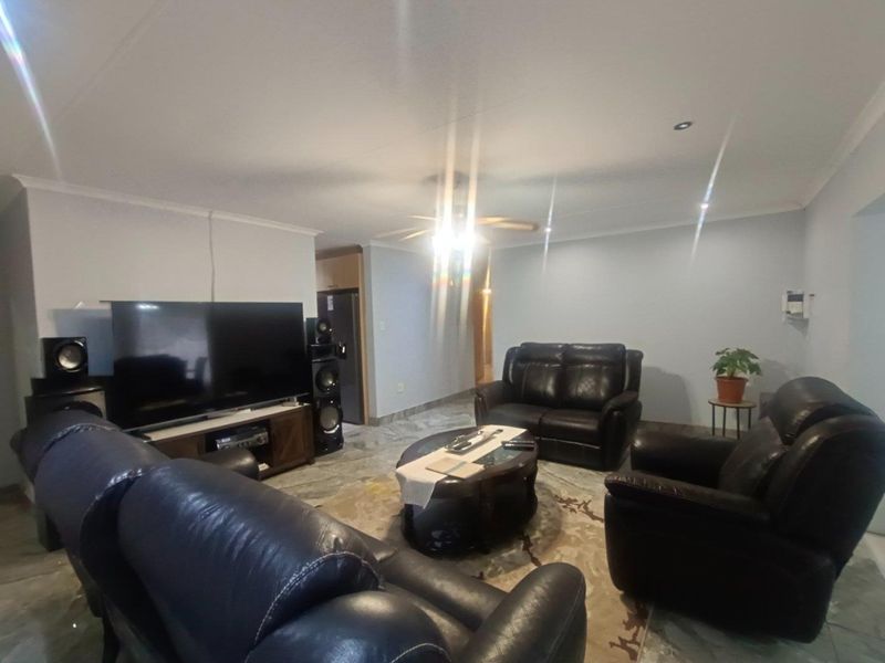 Spacious 4-Bedroom Townhouse with Modern Comforts - Photo 4