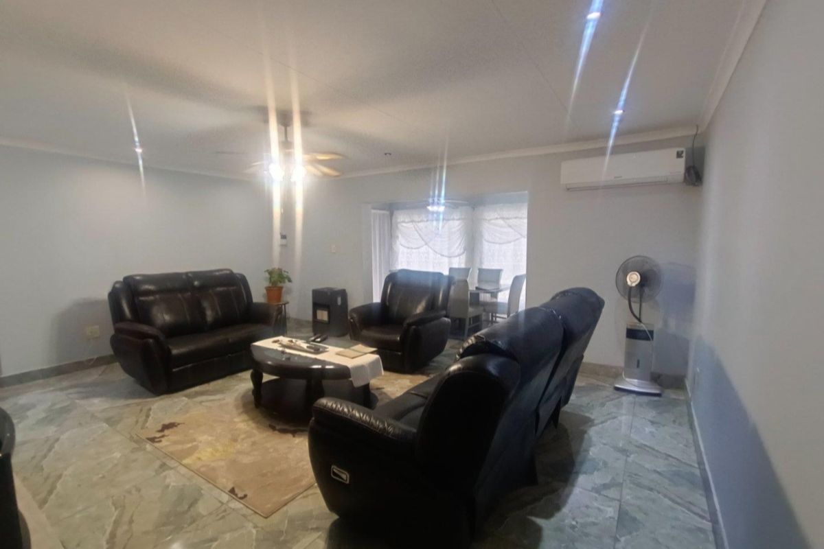 Spacious 4-Bedroom Townhouse with Modern Comforts - Photo 5