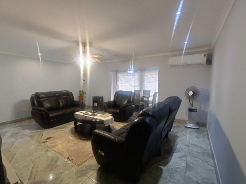 Spacious 4-Bedroom Townhouse with Modern Comforts - Photo 5