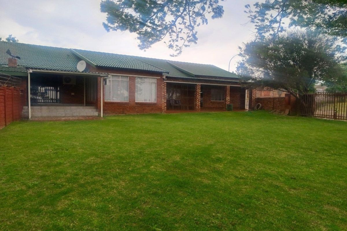 Spacious 4-Bedroom Townhouse with Modern Comforts - Photo 3